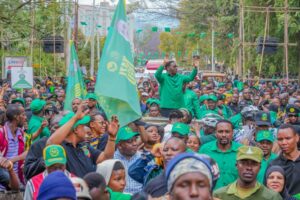MAELFU WAJITOKEZA KUMSINDIKIZA MAKONDA KUCHUKUA FOMU ARUSHA